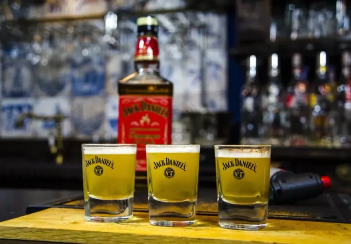 Najlepsze przepisy na drinki z Jack Daniel's cynamonowy, które zaskoczą