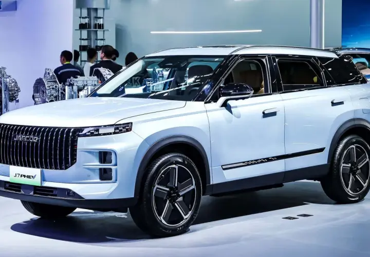 Jasnoniebieski SUV z pionową atrapą chłodnicy i napisem J7 PHEV. To nowa marka na j.