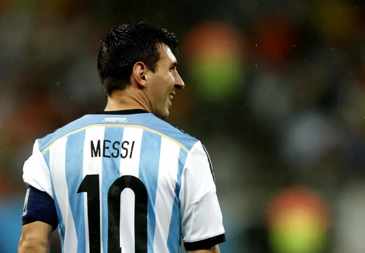 Leo Messi w koszulce Argentyny, numer 10. Wiele osób zastanawia się, ile lat ma Leo Messi, gdy oglądają jego grę.