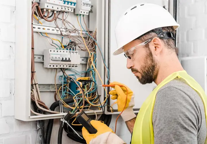 Ile trwa kurs na elektryka? Poznaj różne opcje i ich czas trwania