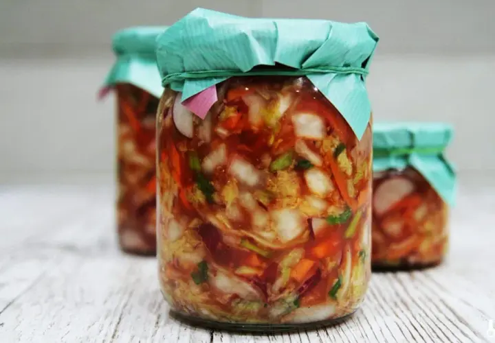 Kimchi z kapusty pekińskiej: łatwy przepis, zdrowie w słoiku!