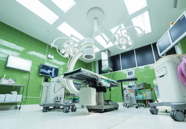 Sala operatoria sterile, pronta per un intervento. Speriamo non ci sia bisogno di denunciare un ospedale per negligenza.