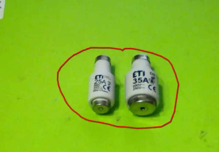 Jak rozpoznać przepalony bezpiecznik topikowy i uniknąć problemów elektrycznych