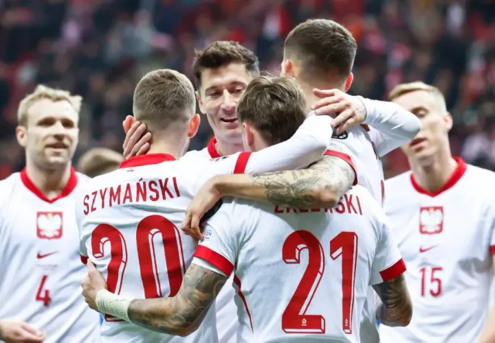 Piłkarze reprezentacji Polski świętują bramkę. Długi sezon piłkarski to wyzwanie, ale radość ze zwycięstwa jest warta wysiłku.