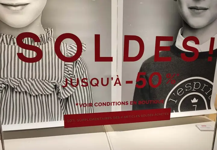 Grandes soldes d'été jusqu'à -50% sur les vêtements. Profitez-en !