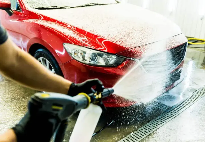 Aktywna piana na myjni: jak myć auto, by lśniło bez zacieków?