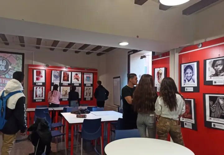 Visitantes observan obras en una exposición en el centro cultural Ramón Pelayo.