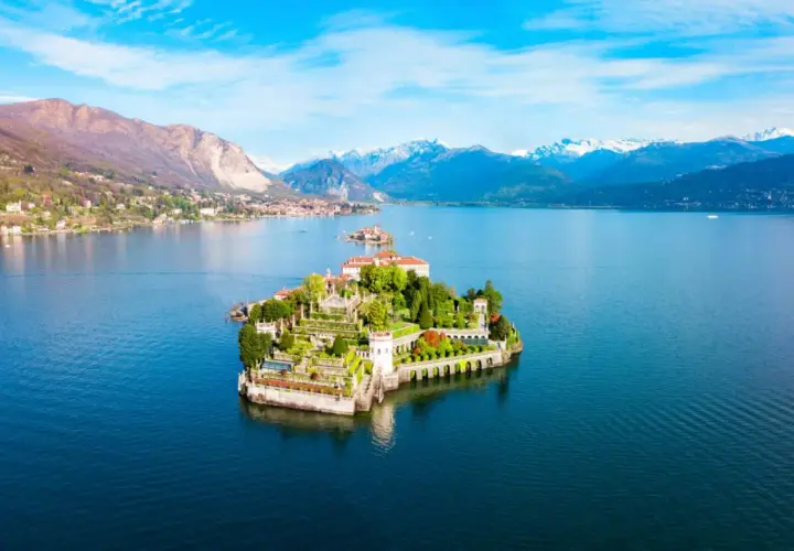 Isola Bella, un gioiello nel lago, incanta con i suoi giardini e palazzi. Potrebbe essere il lago più bello d'Italia.