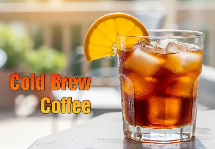 Orzeźwiający cold brew z pomarańczą i lodem. Idealne proporcje dla letniego orzeźwienia.