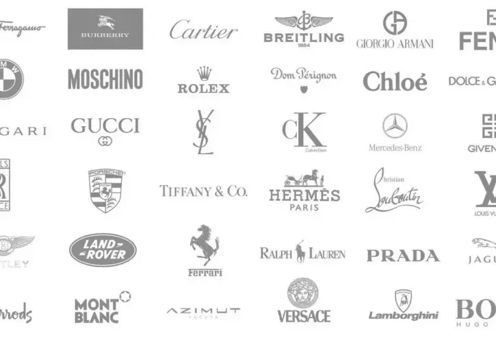 Kolekcja logotypów znanych marek, w tym wiele amerykańskich marek odzieżowych, takich jak Calvin Klein, Ralph Lauren, czy BOSS.