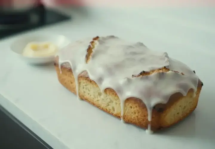 Najłatwiejsza babka drożdżowa z lukrem spływającym po bokach. Idealna na szybkie śniadanie lub deser.