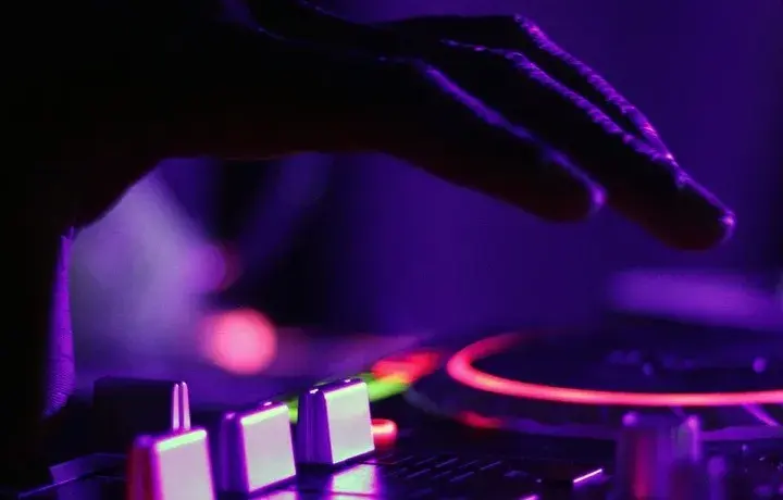 Jakie PKD dla DJ wybrać w 2025? Kompletny poradnik dla muzyków