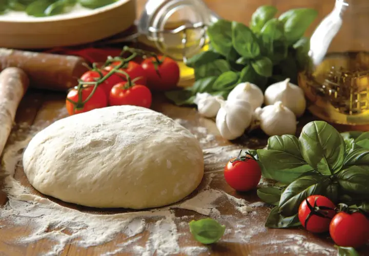 Jak zrobić prawdziwą włoską pizzę? Sprawdzony przepis krok po kroku