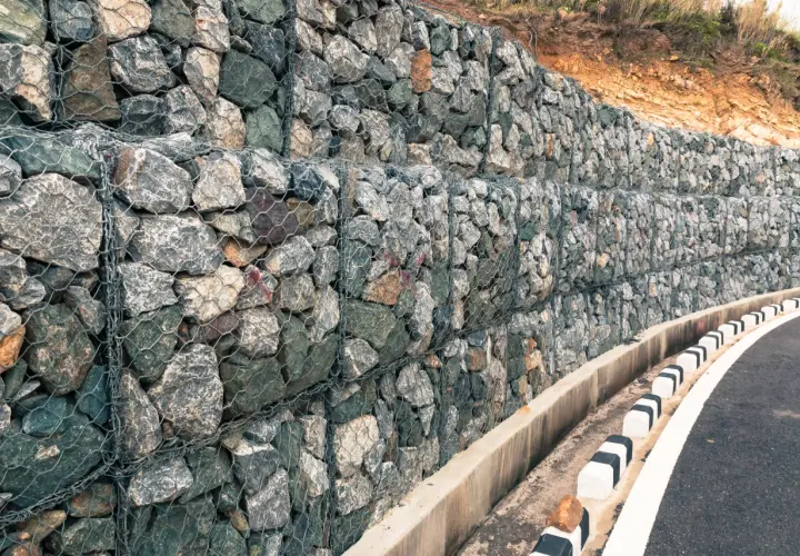 Mur oporowy z koszy gabionowych: skuteczna stabilizacja terenu