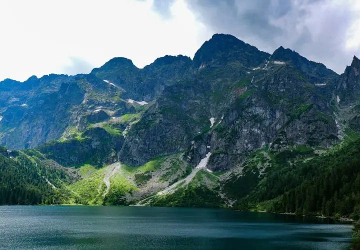 Jezioro Morskie Oko u stóp skalistych szczytów Tatr. To jeden z najpiękniejszych zakątków na liście parków narodowych w Polsce.