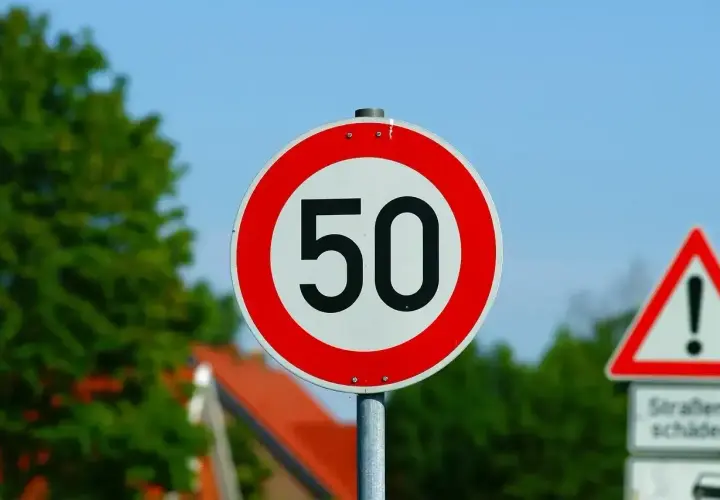 Znak ograniczenia prędkości do 50 km/h. Uważaj, przekroczenie prędkości o 50 km/h może być niebezpieczne.