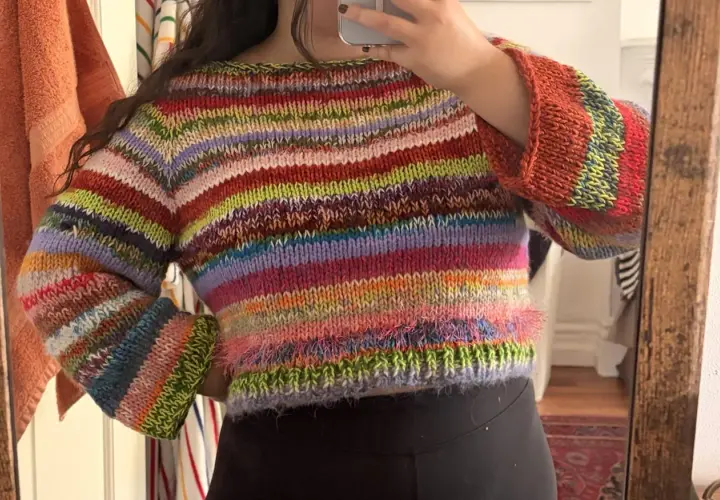 Maglione colorato a righe con maniche a sbuffo. Perfetto per usare avanzi di lana cosa posso fare.