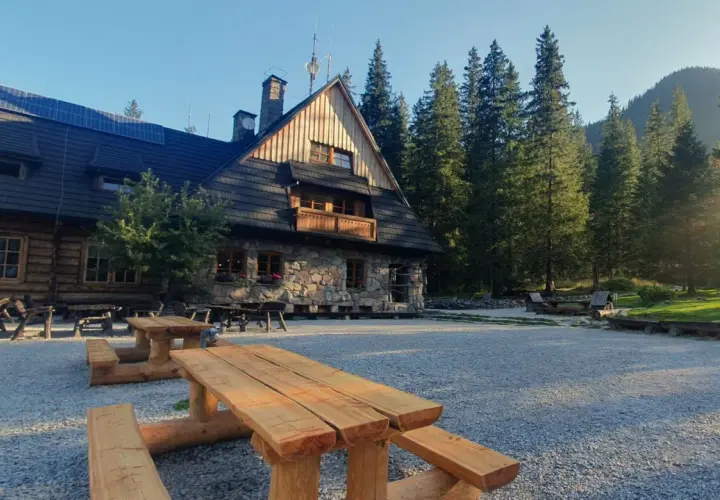 Kamienno-drewniane schronisko w Dolinie Kościeliskiej. Ile km do schroniska? Tyle, ile potrzeba, by podziwiać widoki.