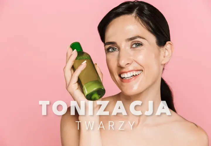 Uśmiechnięta kobieta prezentuje buteleczkę z płynem, klucz do promiennej cery i idealnej tonizacji twarzy.