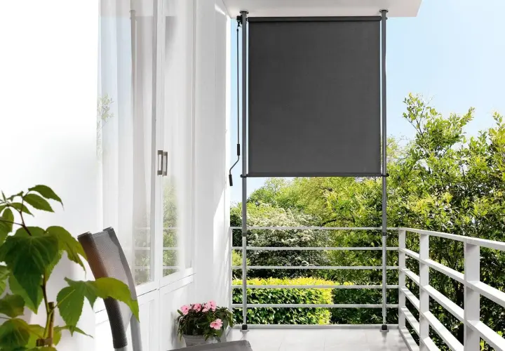 Balkon w bloku: Jak osłonić? Poradnik, ceny i zgody na montaż