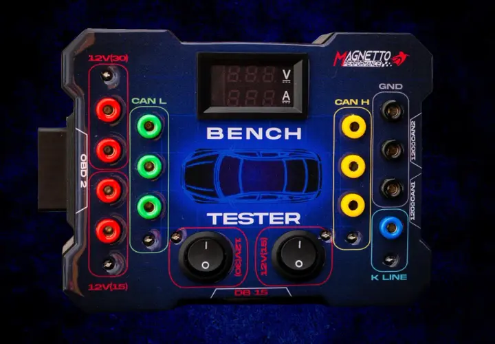 Niebieski tester samochodowy z portami OBD2, CAN L, CAN H, K-Line i złączami zasilania. Wyświetlacz pokazuje napięcie i prąd. Idealny do diagnostyki magistrali CAN.