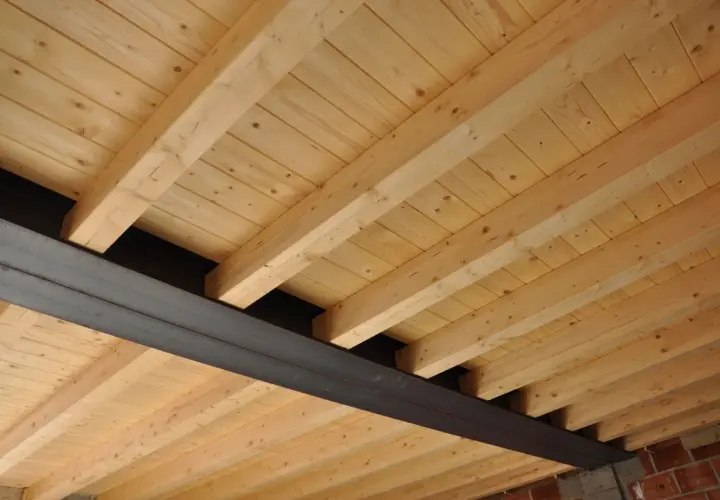 Solaio in legno con travi parallele e tavolato. Il costo solaio in legno è un fattore importante per la costruzione.