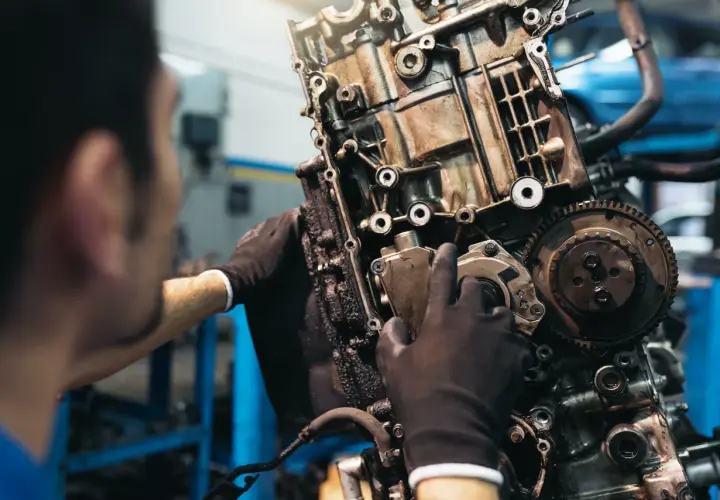 Mecánico revisa un motor 2.0 TDI 150cv, asegurando su durabilidad.