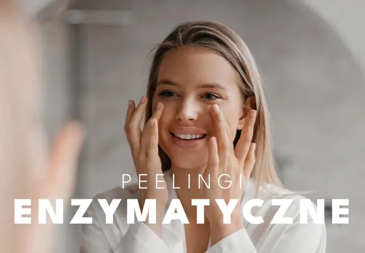 Uśmiechnięta kobieta aplikuje peeling enzymatyczny na twarz.