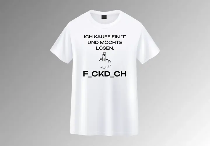 Weißes T-Shirt mit schwarzem Aufdruck: "Ich kaufe ein 'I' und möchte lösen." und Mittelfinger-Symbol.