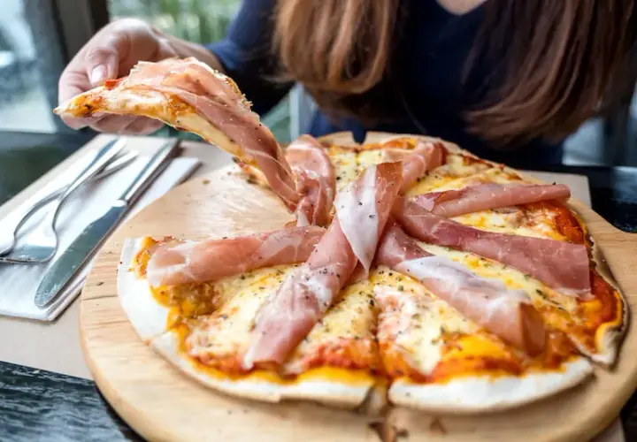 Jaka szynka do pizzy? Odkryj najlepsze opcje, które zachwycą smakiem