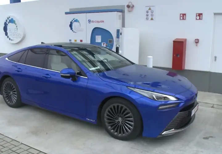 Niebieski Toyota Mirai na stacji tankowania wodoru. Sprawdź aktualną toyota mirai cena i przyszłość motoryzacji.