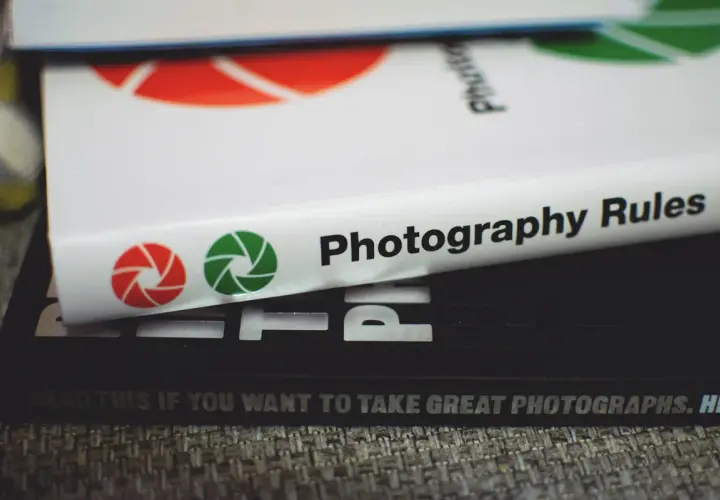 Książka "Photography Rules" z ikonami przysłony, idealna do każdego blogu fotograficznego.