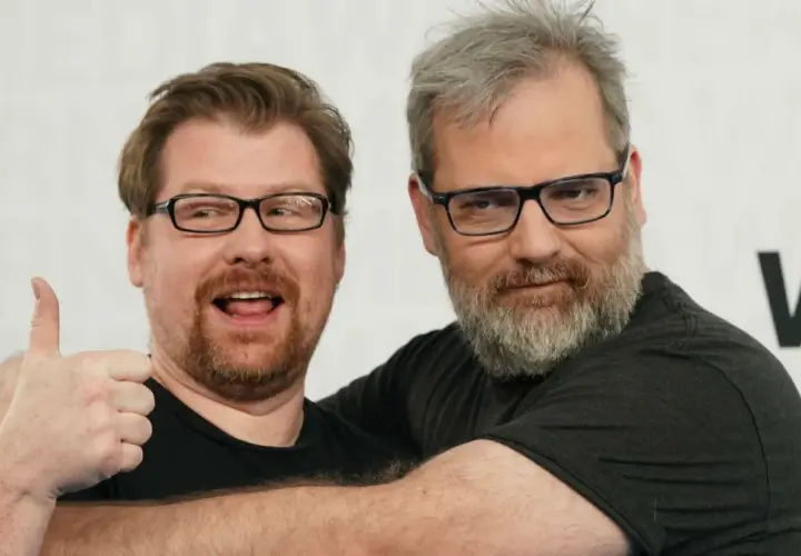 Justin Roiland et Dan Harmon, voix de Rick et Morty, célèbrent la distribution de la série.