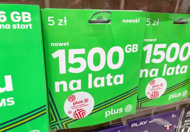 Zielone opakowania z ofertą 1500 GB na lata za 5 zł. To atrakcyjna opłata za utrzymanie numeru plus.