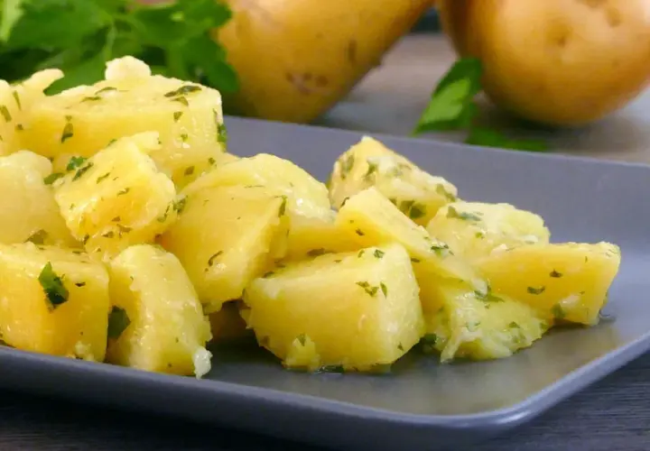 Patatas al microondas cortadas en cubos, aderezadas con perejil y ajo. ¡Una guarnición rápida y deliciosa!