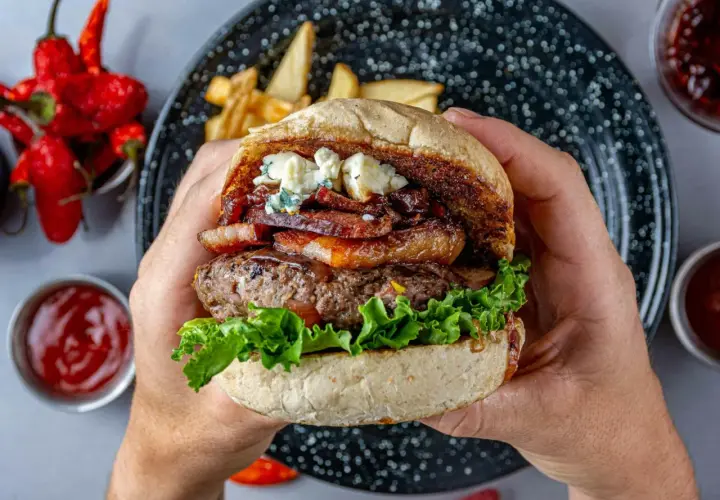 Idealne domowe burgery: Sekret soczystości i smaku
