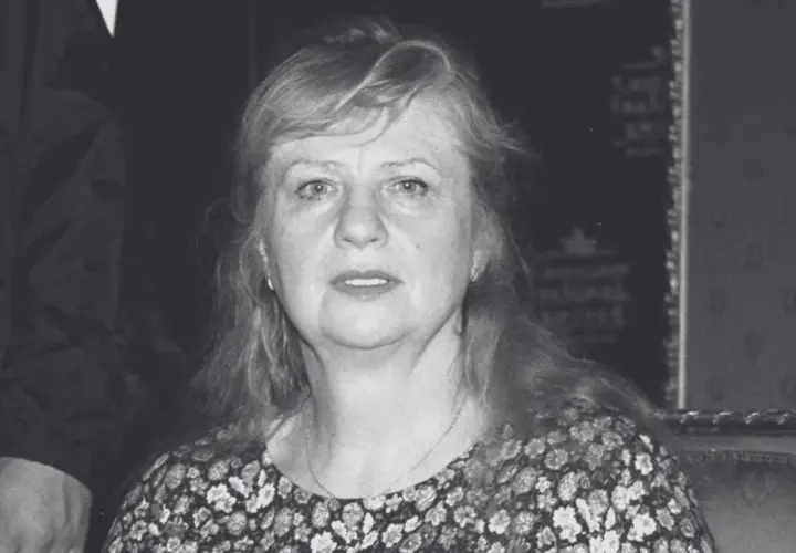 Portret kobiety w kwiecistej sukience. Aleksandra Mrowiec, córka Celińskiej, patrzy wprost.