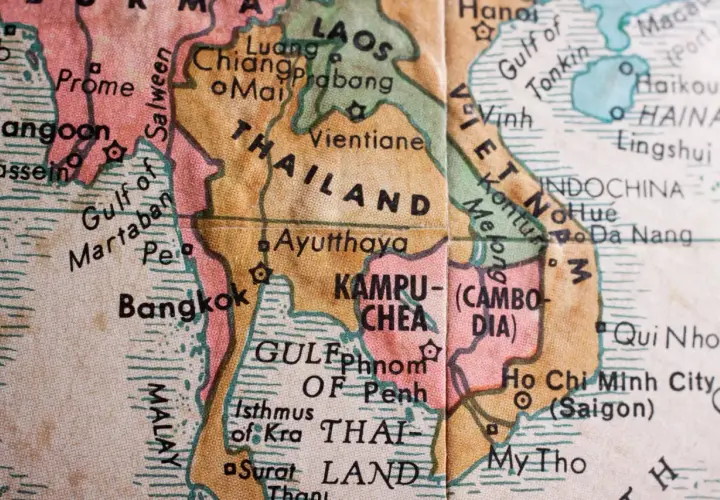 Mapa pokazuje, gdzie jest Tajlandia, obok Laosu i Kambodży. Widać Bangkok i Zatokę Tajlandzką.