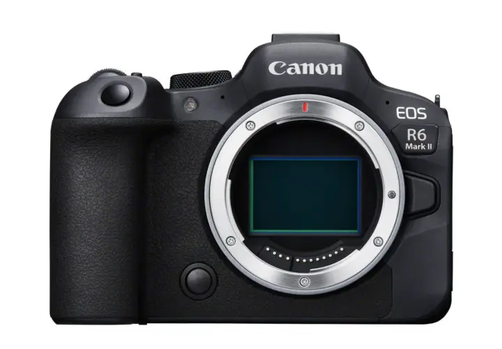 Czarny aparat Canon EOS R6 Mark II z widocznym sensorem i mocowaniem obiektywu.