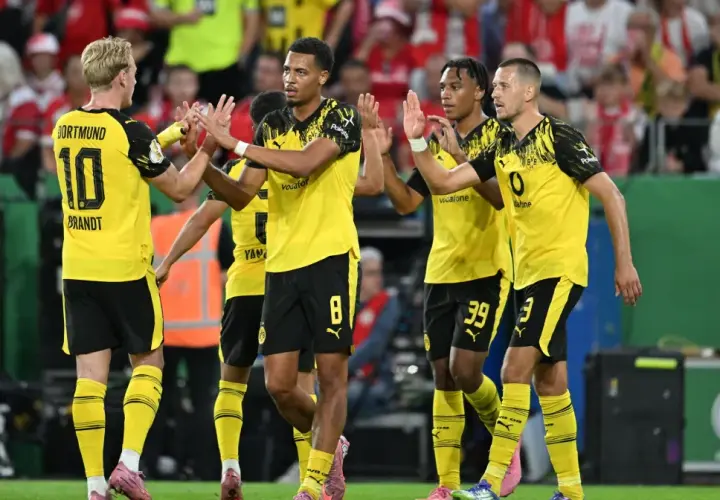 Pięciu piłkarzy Borussii Dortmund w żółtych koszulkach świętuje bramkę. Brandt z numerem 10 na plecach.