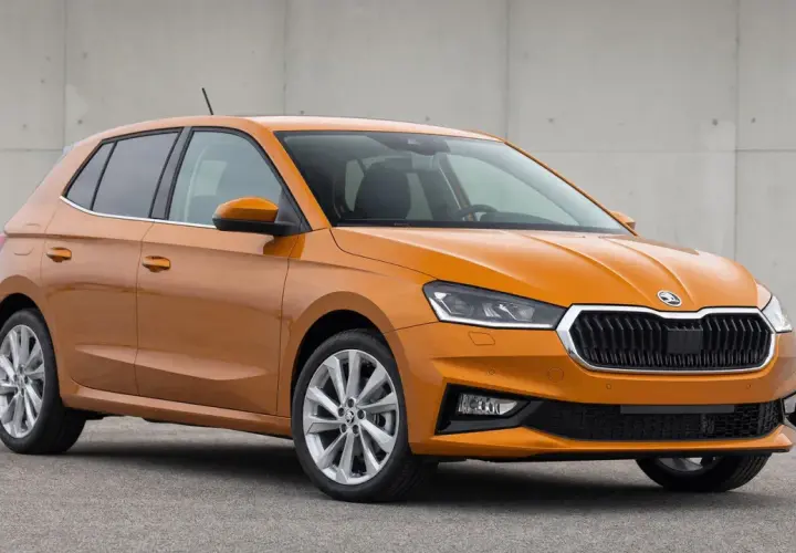 Orange Skoda Fabia mit 1.5 TSI Motor. Ein Blick auf das moderne Design, das hoffentlich keine Probleme bereitet.