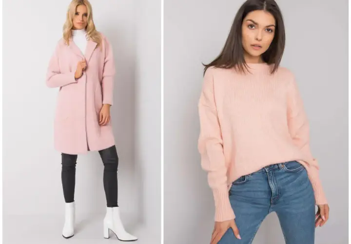 Dwie kobiety w stylizacjach w kolorach pasujących do pudrowego różu: jedna w różowym płaszczu i czarnych legginsach, druga w różowym swetrze i jeansach.