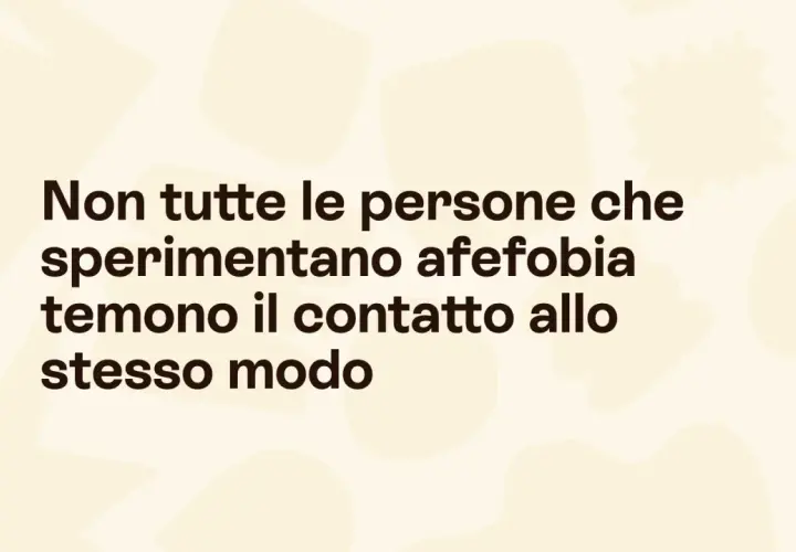 Afefobia è sessualità. Il testo "Non tutte le persone che sperimentano afefobia temono il contatto allo stesso modo" su sfondo beige con forme astratte.