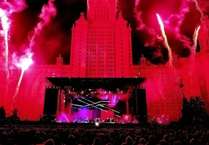 Tłumy ludzi na koncercie podświetlonym na czerwono, z fajerwerkami i sceną. To mógł być najwiekszy koncert swiata!