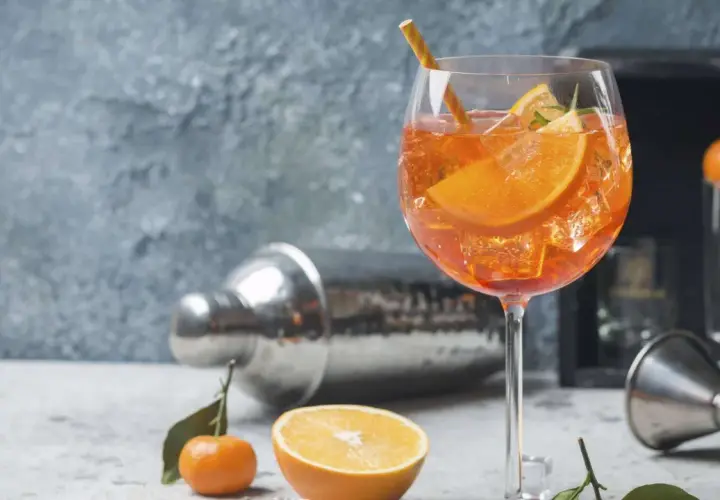 Erfrischender Aperol Spritz mit Orangenscheiben und Eis. Das Aperol Spritz Rezept in ml ist einfach: 3 Teile Prosecco, 2 Teile Aperol, 1 Teil Soda.