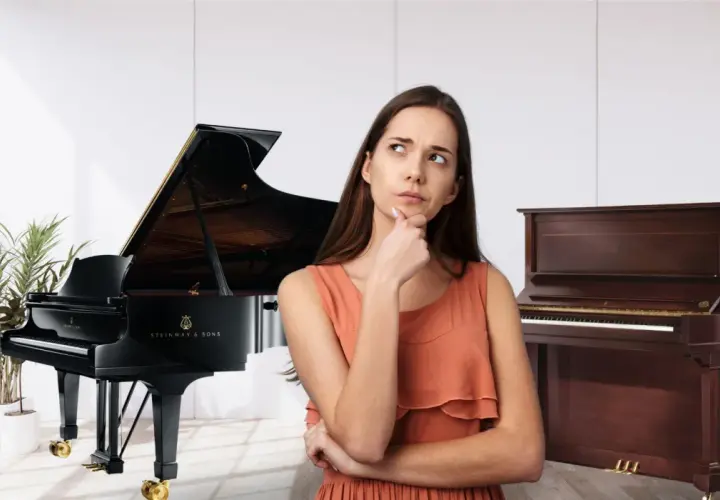 Kobieta zastanawia się, czy pianino jest instrumentem strunowym, stojąc między fortepianem a pianinem pionowym.