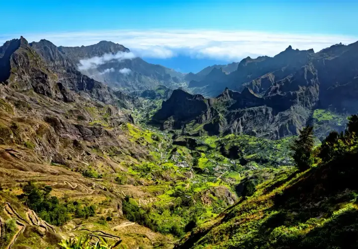 Valle exuberante y montañoso en Cabo Verde. Senderos serpenteantes y casas dispersas entre terrazas verdes.