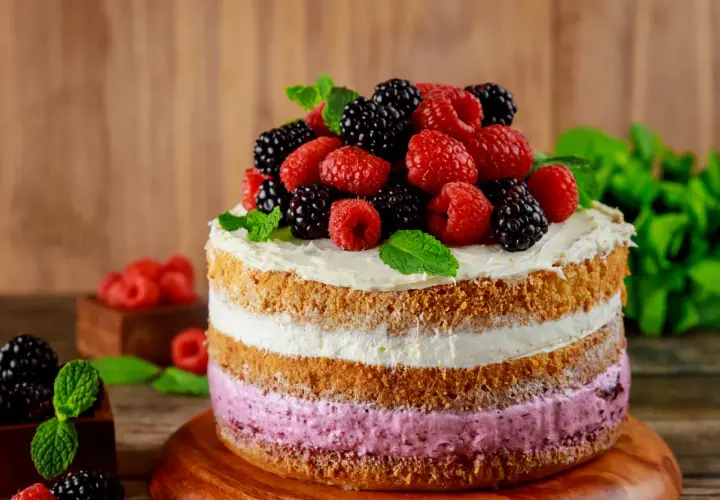 Malinowy tort z bajki? Pomysły na takie dekoracje, które zachwycą!