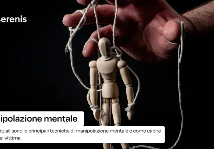 Mano che muove un manichino con fili, metafora del comportamento di una persona plagiata. Manipolazione mentale.