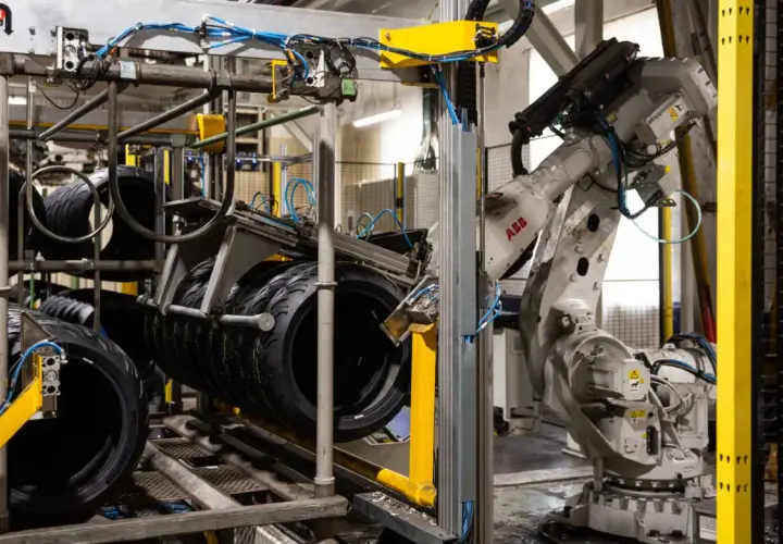 Brazo robótico ABB manipula neumáticos Michelin en Lasarte.